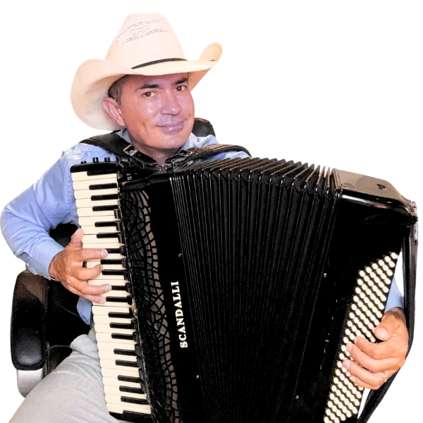 Flavinho Alves tocando acordeon com chapéu tradicional